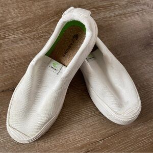 Cariuma Women’s White Knit Slip-On Shoes size 8